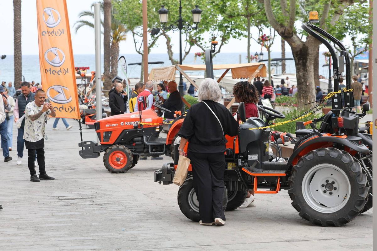 Flores, motos y coches en 'Anar a maig' en las fiestas de Santa Eulària