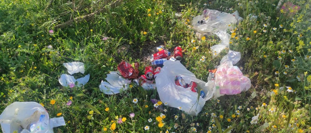 Imagen de basura en el entorno del cortijo El Cerrillo, tras la celebración del rally de Periana. | L.O.