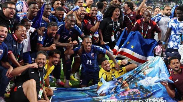Els jugadors de Cap Verd celebren la classificació, a Houston. | FRANCOIS NEL / GETTY IMAGES / AFP