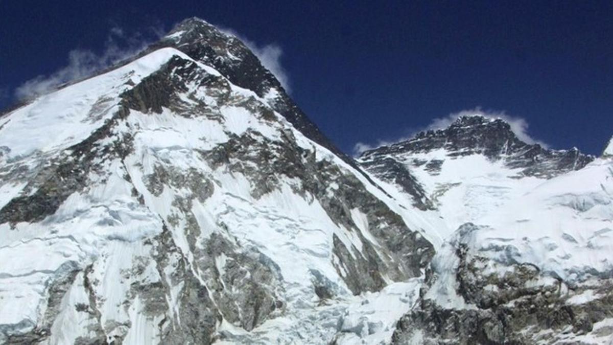 El monte Everest (izquierda), visto desde el campo base.