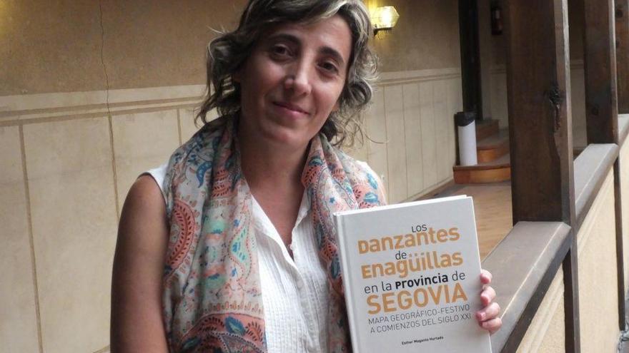 La periodista Esther Maganto presenta el primer anuario de &quot;Enraizada2&quot; en el Museo Etnográfico