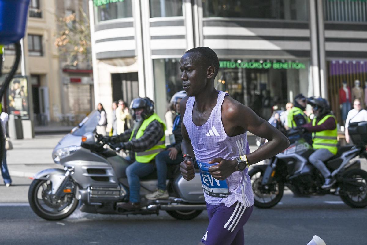 El atleta Levy Kibet en cabeza de carrera durante el Medio Maratón de Madrid este domingo.