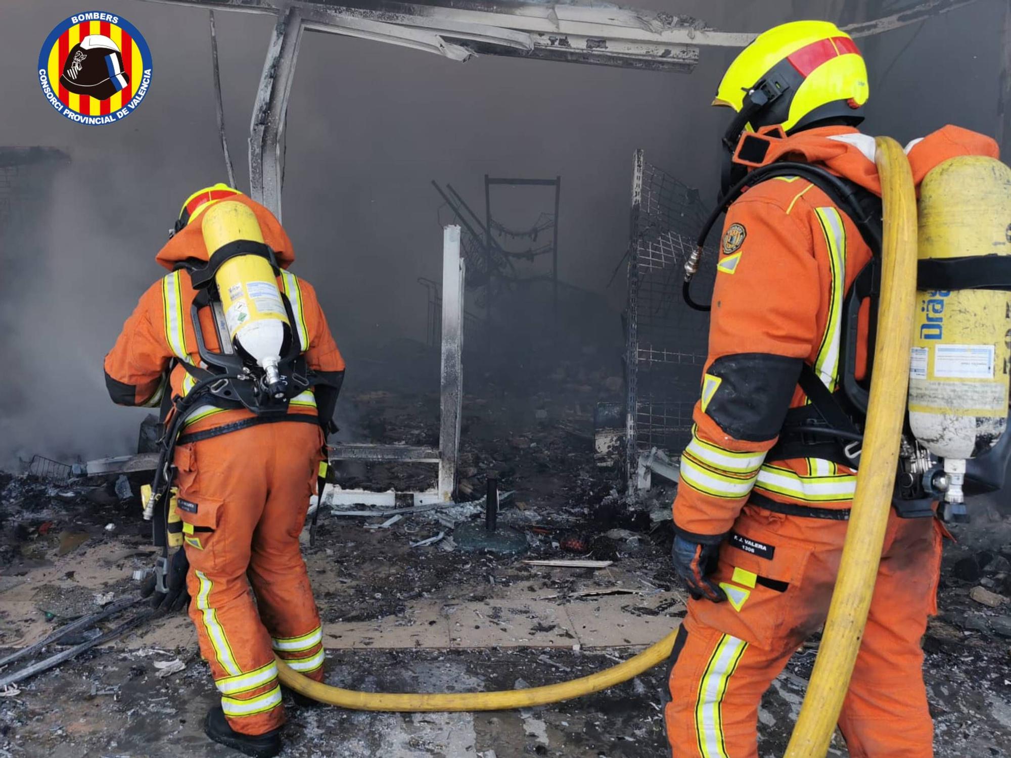 Incendio en una nave industrial de Montserrat