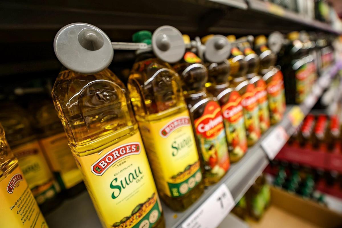 Botellas de aceite de oliva con alarmas en un supermercado de Barcelona. 