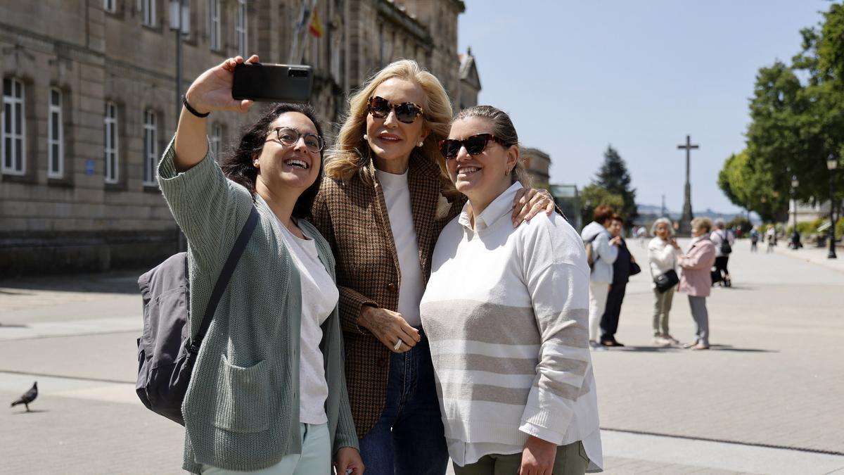 Dos mujeres se hacen un &quot;selfie&quot; con Carmen Lomana en las inmediaciones de la Praza de España.
