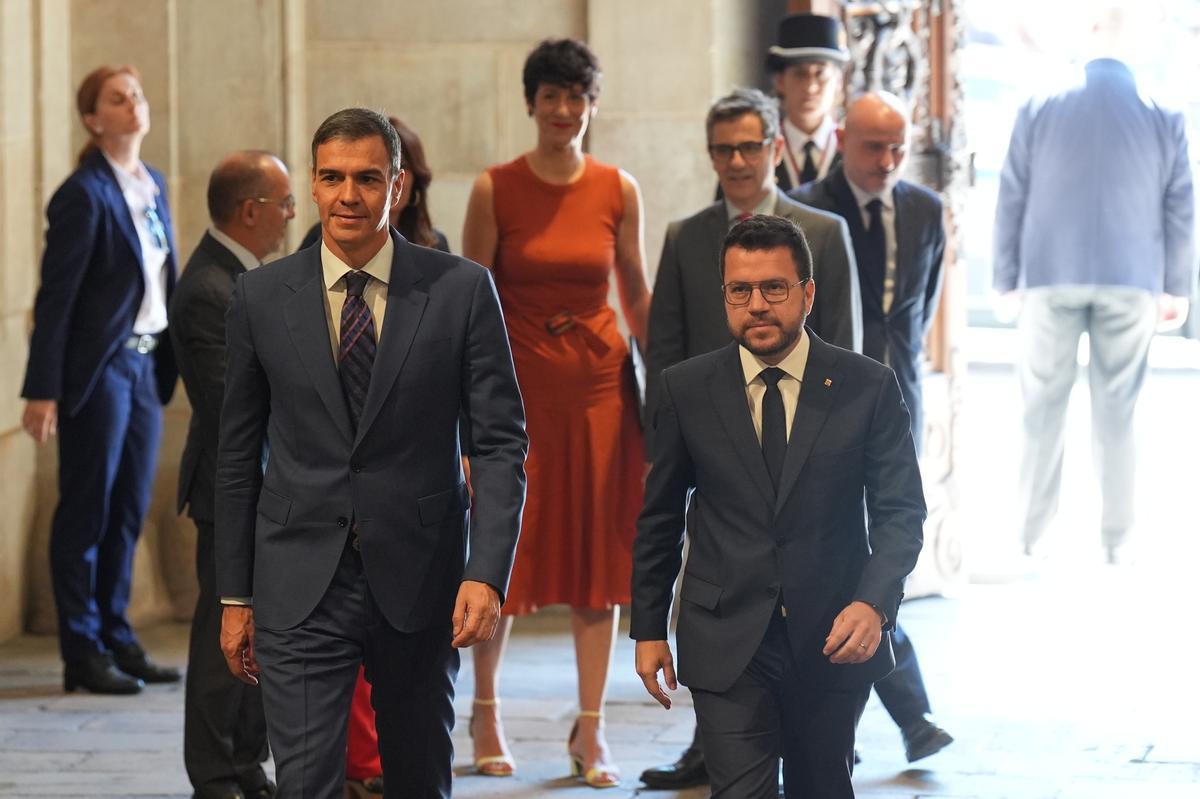 El presidente del Gobierno, Pedro Sánchez (i), y el presidente de la Generalitat en funciones, Pere Aragonès (d), a su llegada a su reunión en el Palau de la Generalitat.