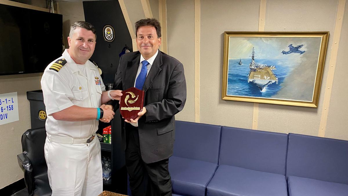 Acto de entrega de la metopa al USS Roosevelt en el Puerto de Las Palmas.