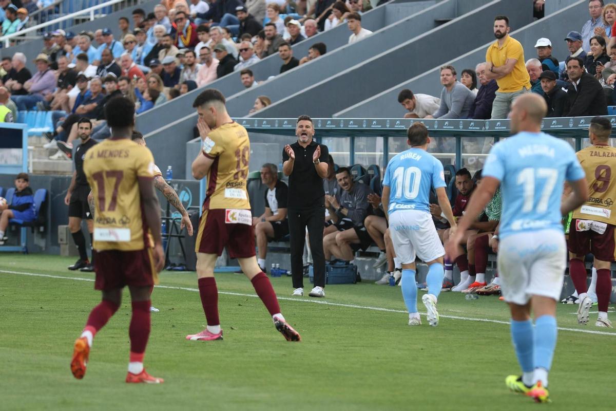 Iván Ania arenga a sus futbolistas durante el empate en Ibiza, que supuso asegurar el subcampeonato.
