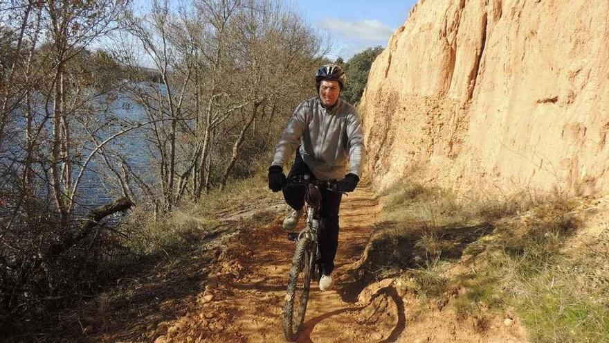 Un ciclista realiza el recorrido.