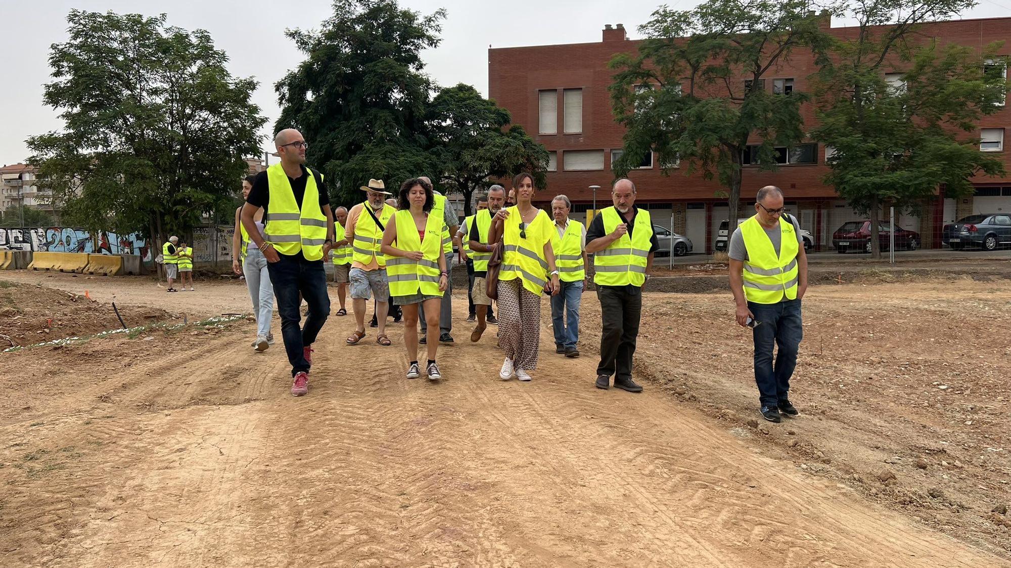 La comitiva, liderada por Marta Farrés, durante la visita esta mañana a las obras del Parc del Nord.