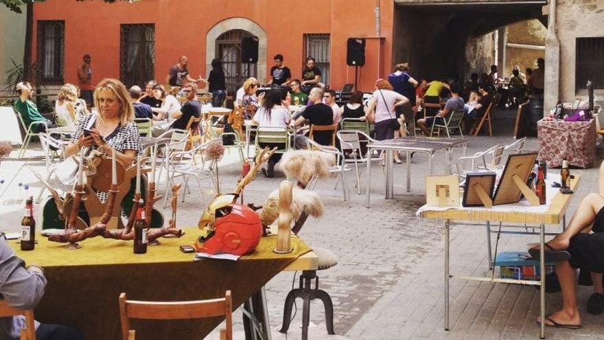 Ambient a la placeta del carrer de Serarols, on es farà el mercat