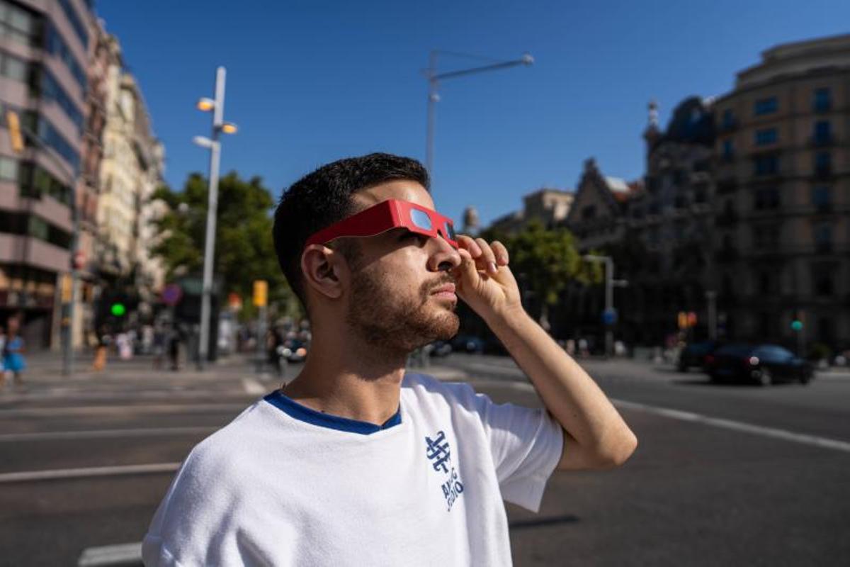 Imágenes de personas que se preparan para vivir el Eclipse desde Barcelona. Imágenes de personas que se preparan para vivir el Eclipse desde Barcelona.
