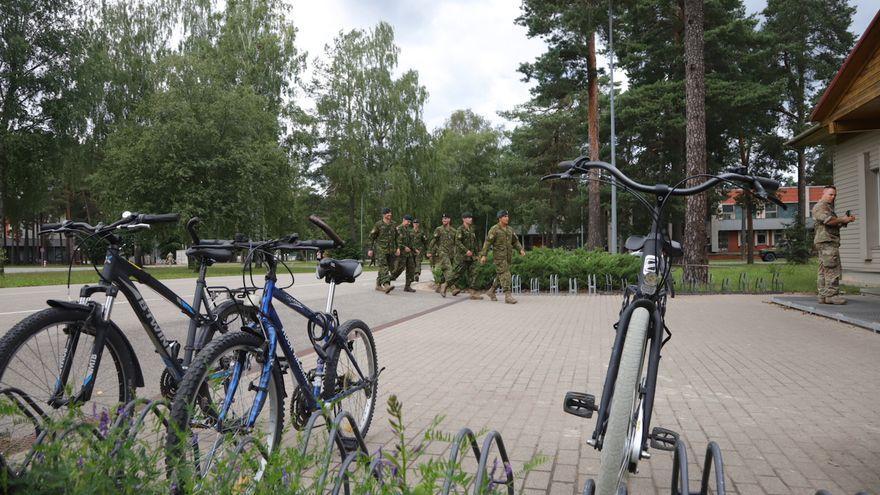 Un grupo de militares se dirige al comedor de la base letona de Adazi, donde están desplegadas las tropas españolas.