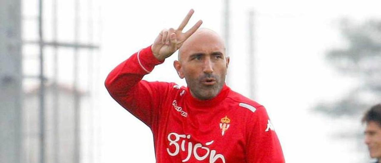 Abelardo hace un gesto en el entrenamiento de ayer.