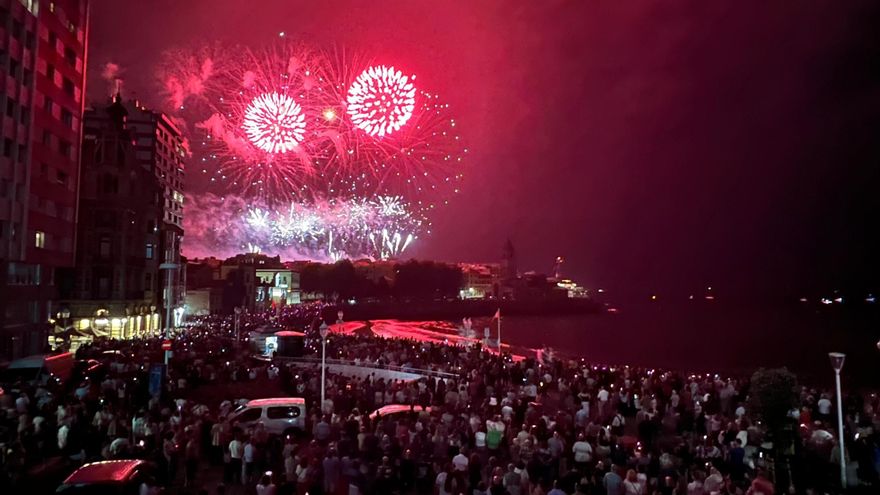 Gijón firma en pólvora la Noche de los Fuegos más potente: así se vistió de color el cielo de San Lorenzo, Poniente y el puerto