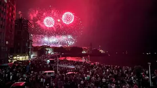 Gijón firma en pólvora la Noche de los Fuegos más potente: así se vistió de color el cielo de San Lorenzo, Poniente y el puerto
