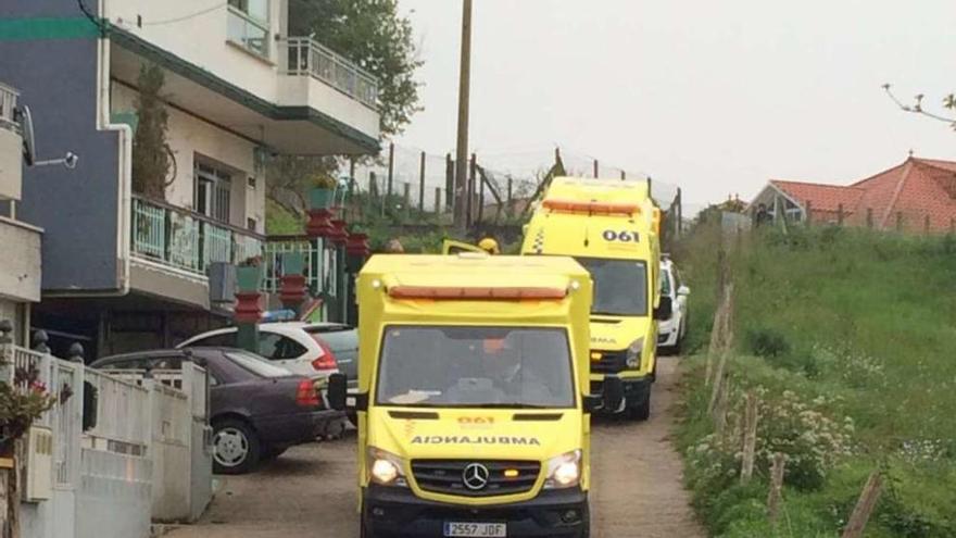 Las ambulancias trasladan a los heridos desde la vivienda de Abelendo.