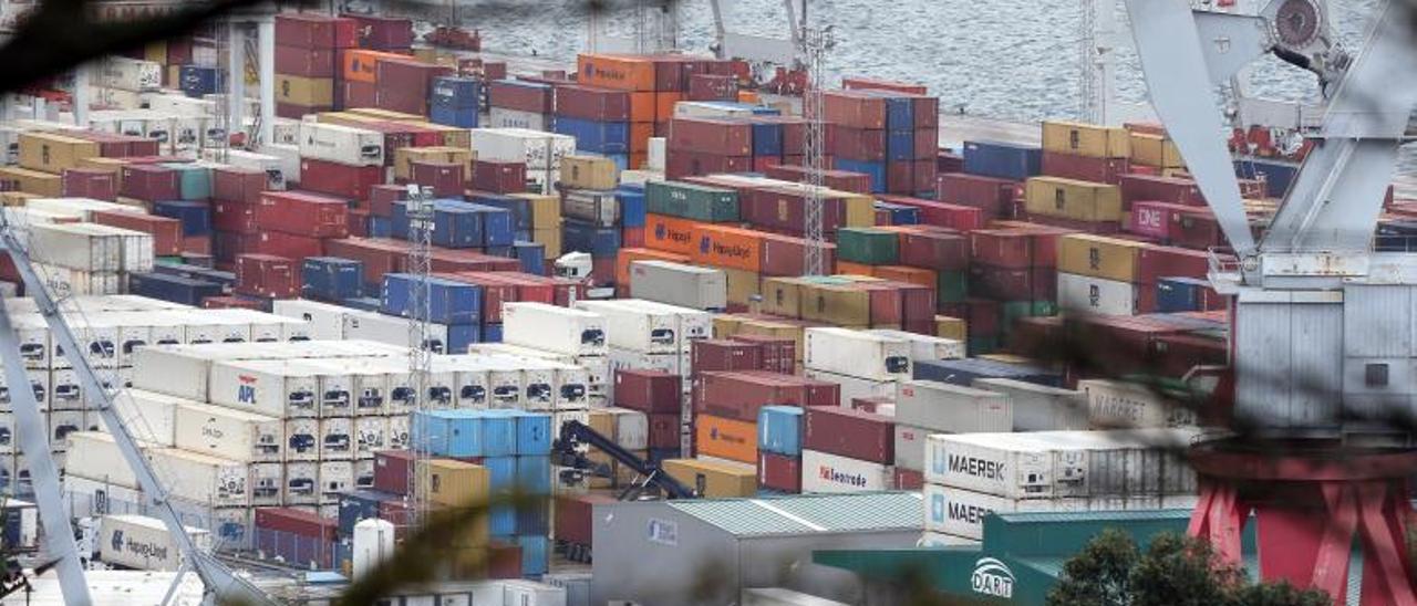 Terminal de contenedores de Guixar, 
desde el monte de A Guía.   | // MARTA G. BREA