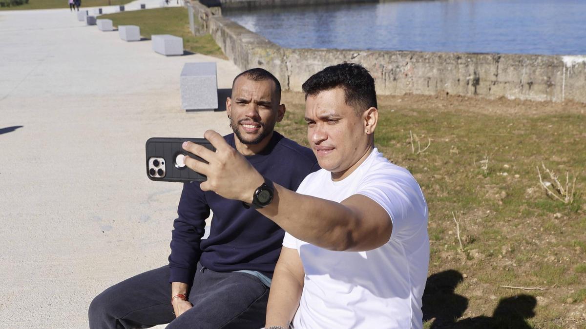 Los gijoneses encantados con los bancos de Naval: “quedó muy guapo, hacía falta”