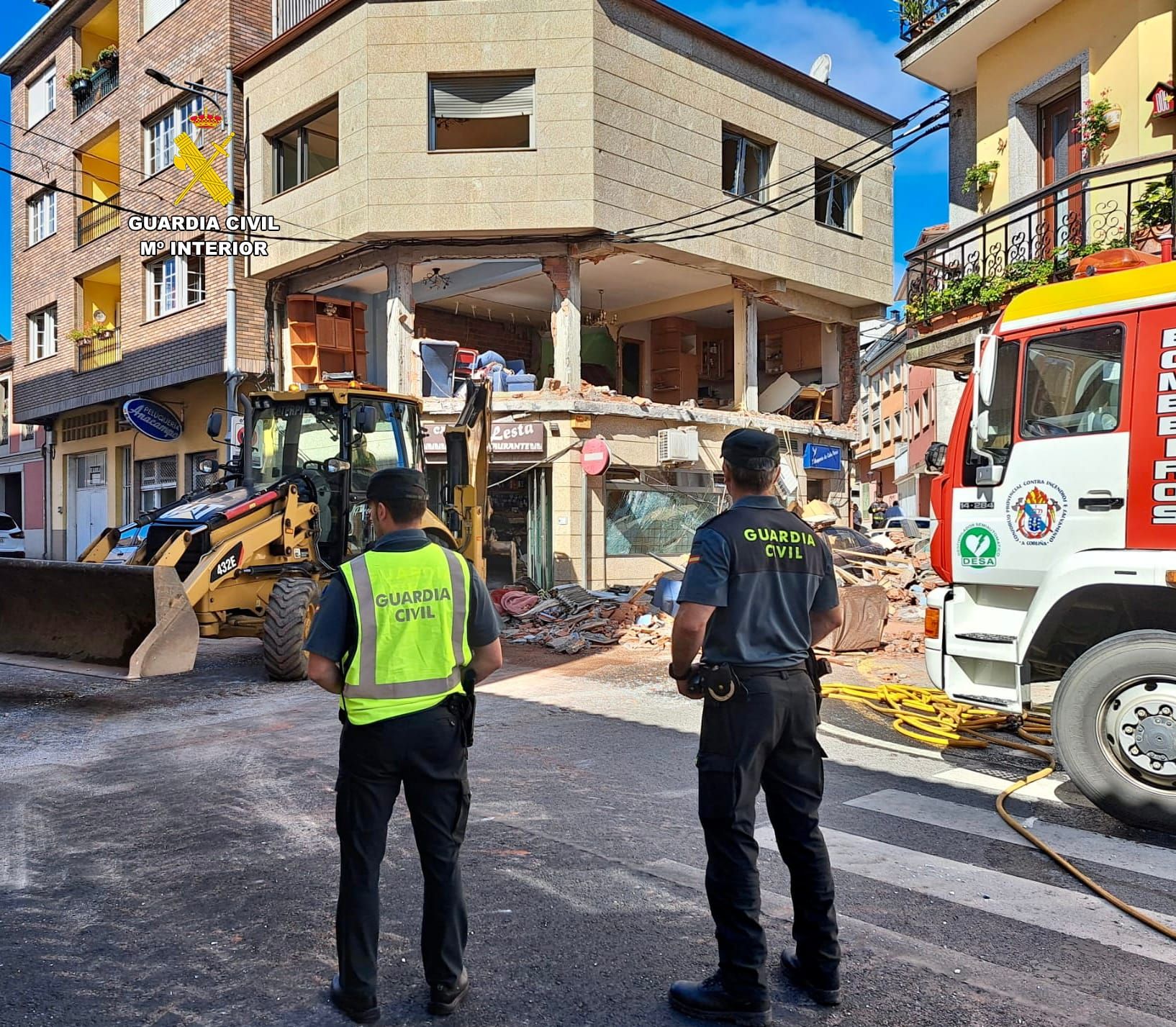 Una explosión de gas vuela la primera planta de un edificio en Ordes