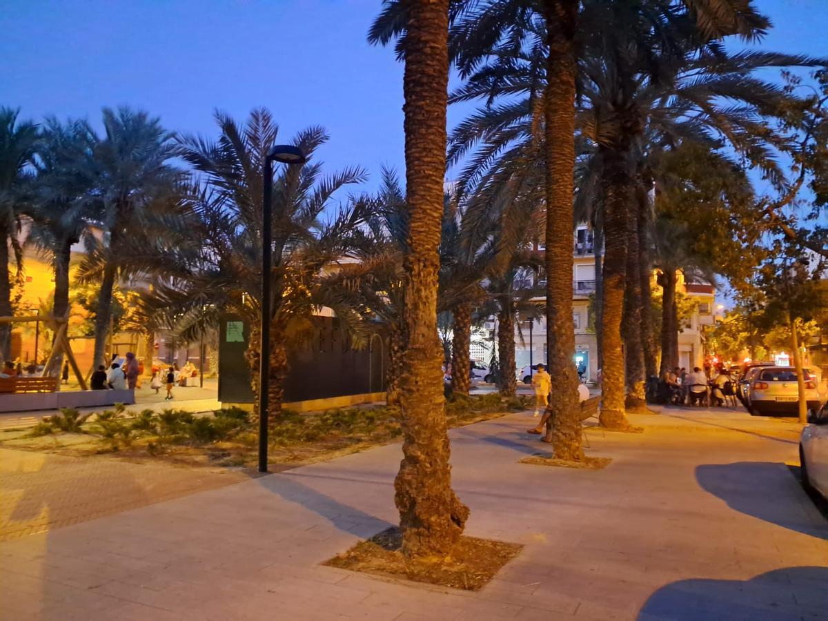 Una farola apagada en el Paseo de Germanías de Elche