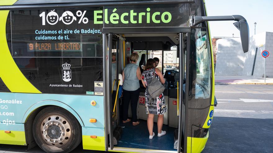 La mitad de las líneas de autobús urbano de Badajoz baja su frecuencia este verano