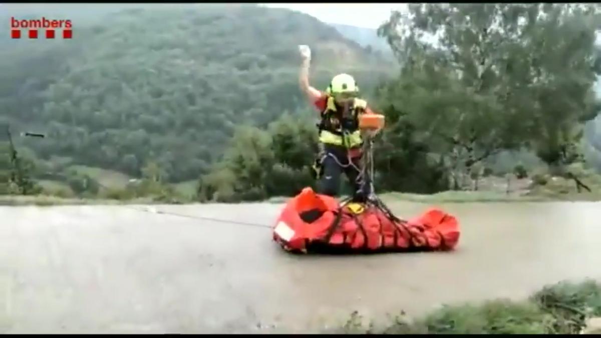 Los bomberos rescatan a una joven accidentada por caída de caballo.