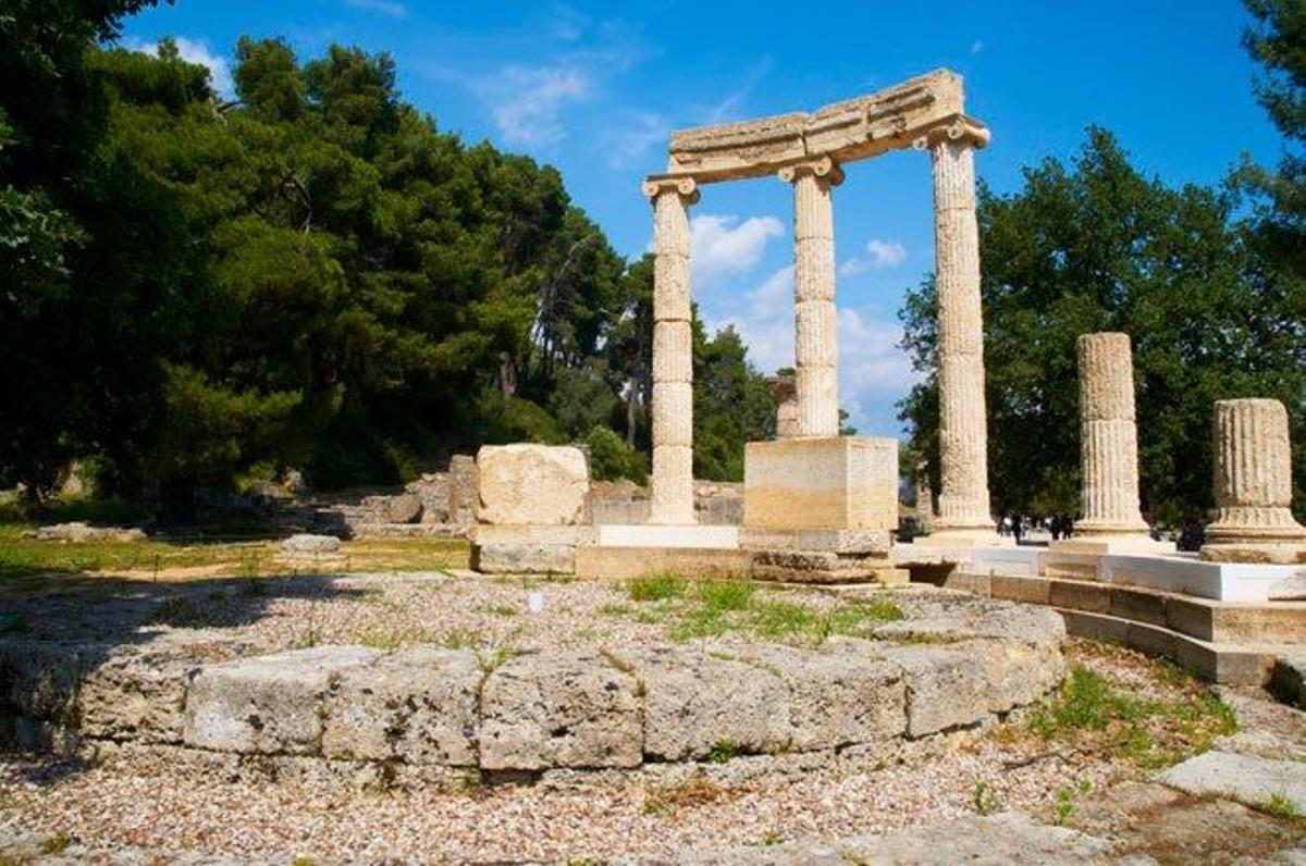 Exedra de Herodes Ático en el sitio arqueológico de Olympia.