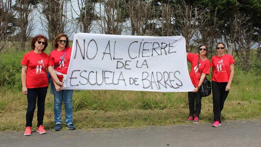 La directora del Colegio Tapia-Castropol, Asunción Fernández, y las madres Josefina López, Ana García y Carmen Eva Pérez, con una pancarta reivindicativa.