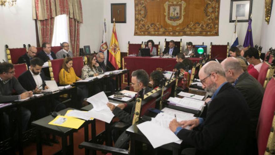 La sesión plenaria en la que se aprobaron los últimos presupuestos municipales de La Laguna.