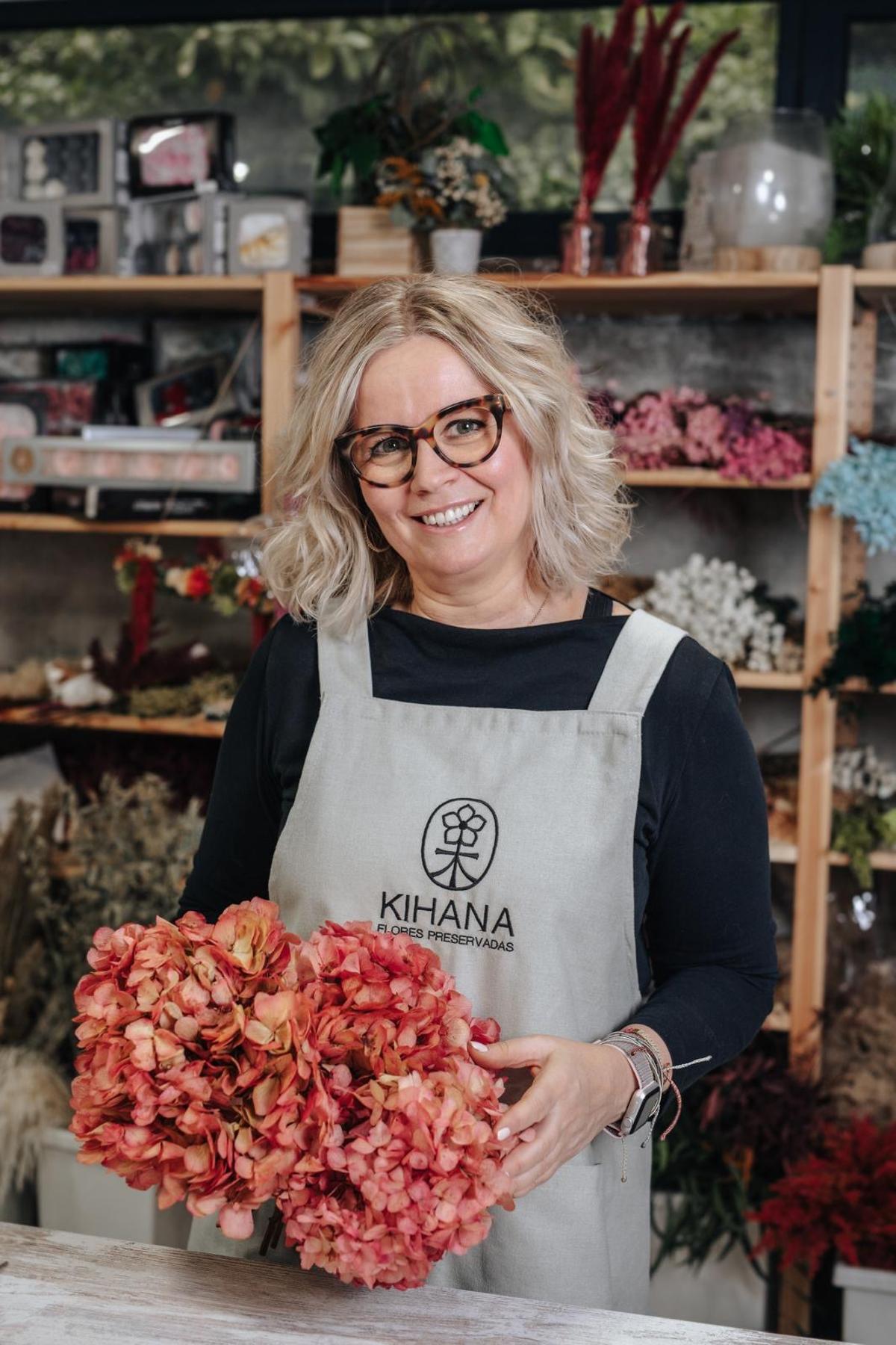 Kihana, florista y creadora de contenido.