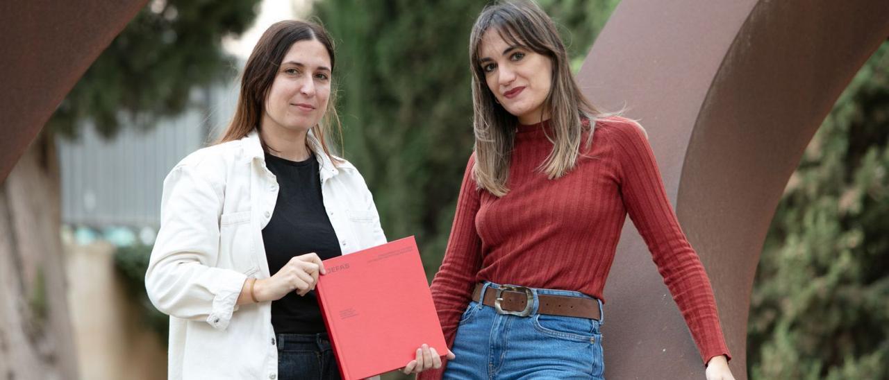 La fotógrafa Luana Failla y la periodista Alba García con su libro, ayer, en las instalaciones de Diario de Ibiza.  | VICENT MARÍ