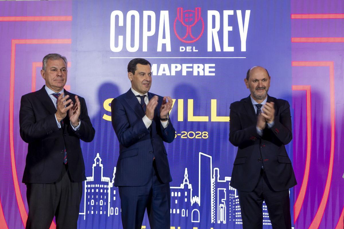 SEVILLA, 17/11/2025.- (i-d) El alcalde de Sevilla, José Luis Sanz, el presidente de la Junta de Andalucia, Juanma Moreno y el presidente de la Real Federación Española de Fútbol, Rafael Louzán, durante la presentación de Sevilla como sede de las finales de la Copa del Rey de las tres próximas ediciones, en un acto celebrado hoy lunes en la capital andaluza. EFE / Pedro González / RFEF. ***SOLO USO EDITORIAL / SOLO USO DISPONIBLE PARA ILUSTRAR LA NOTICIA QUE ACOMPAÑA/ (CRÉDITO OBLIGATORIO)***.
