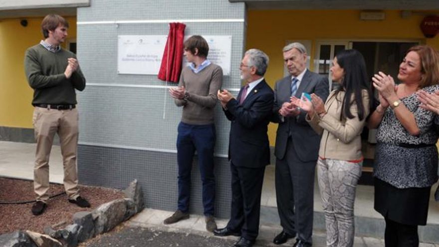 Los hijos de García-Blairsy Reina, Guillermo (i) y Sergio, tras descubrir la placa, junto a Regidor (3i), Cristóbal García Blairsy, Hernández Bento y Castellano. | acfi press