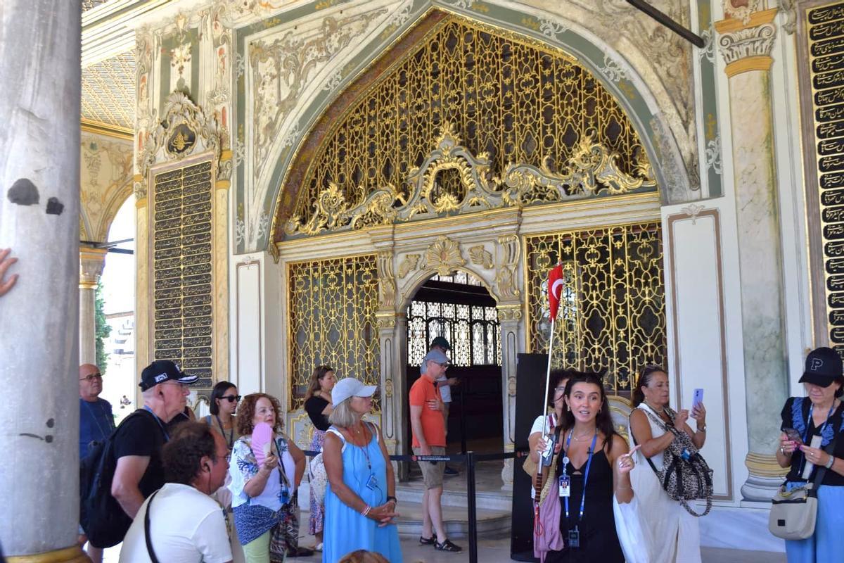 Un grupo de turistas españoles durante una visita en el Palacio de Topkapi de Estambul (Turquía).