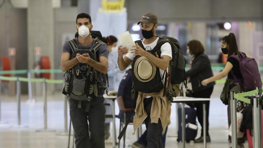 Viajeros llegan a Barajas.