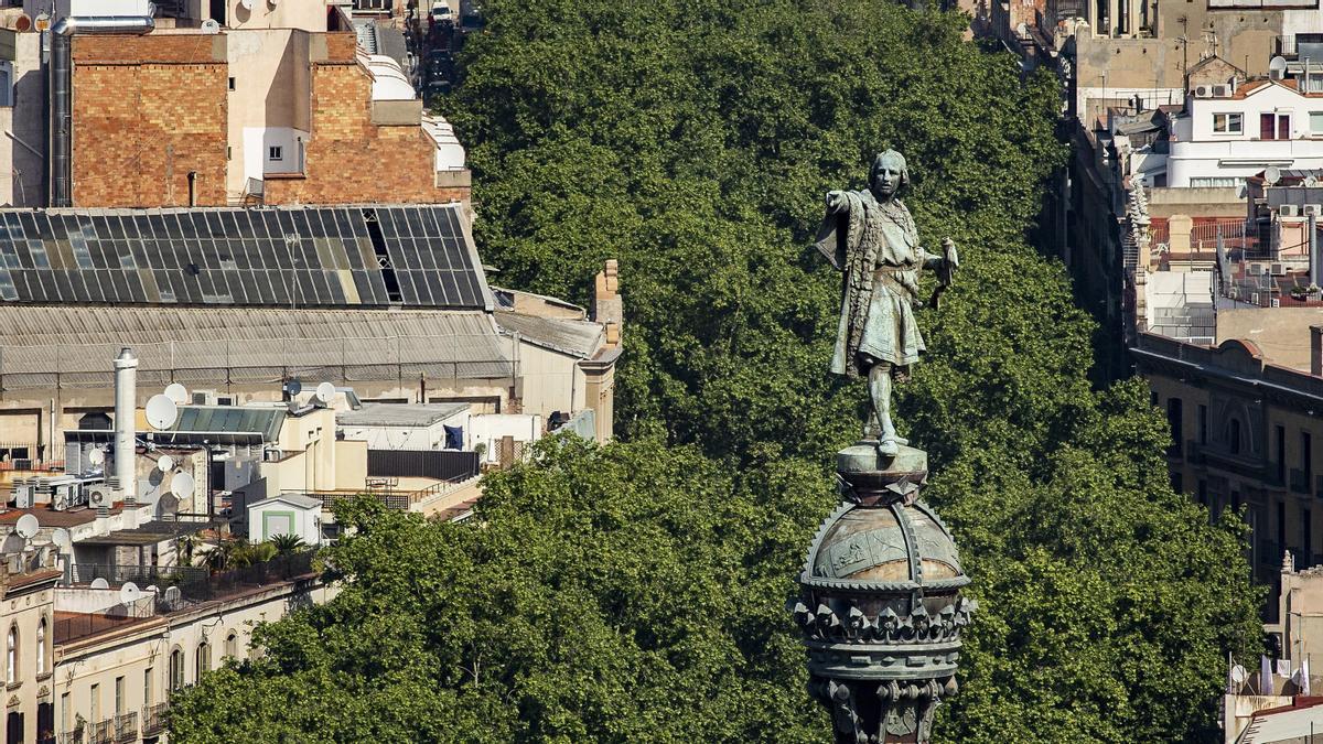 Colón, desde un inhabitual punto de vista, sobre un mar de frondosos plátanos de la Rambla.