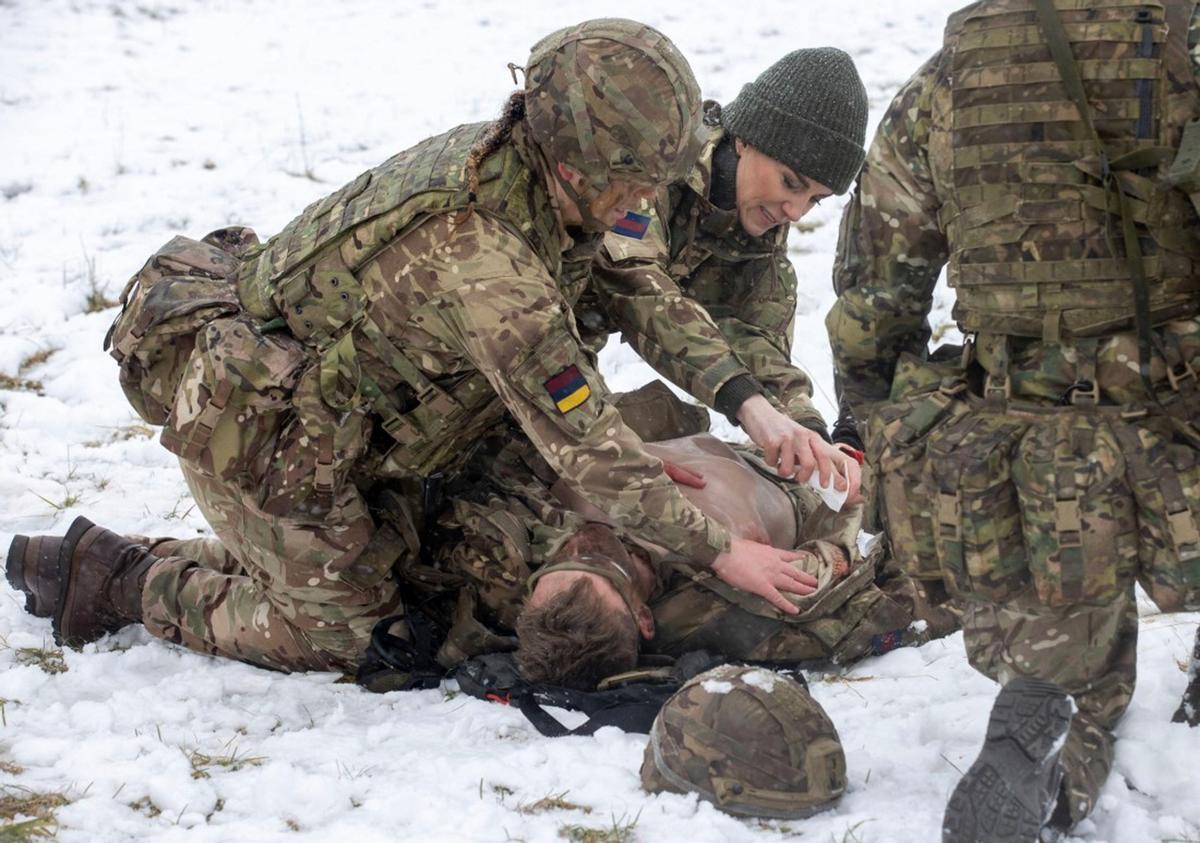 La Princesa de Gales, Catalina practica simulacros de soldados heridos durante su visita al 1er Batallón de Guardias Irlandeses en un ejercicio de entrenamiento cerca de Salisbury, sur de Inglaterra, el 8 de marzo de 2023