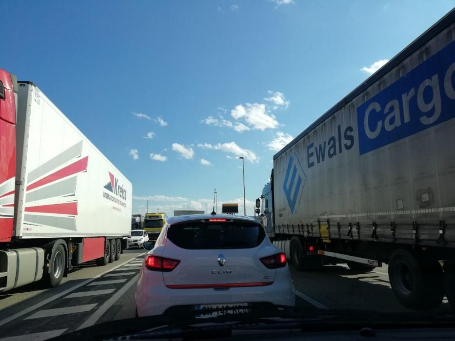 Un accident entre camions obliga a tallar l'AP7 a La Jonquera