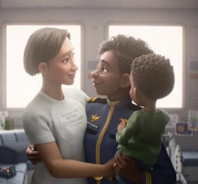 La comandante Alisha, su mujer y su hijo, en una escena de la película de Pixar 'Lightyear'