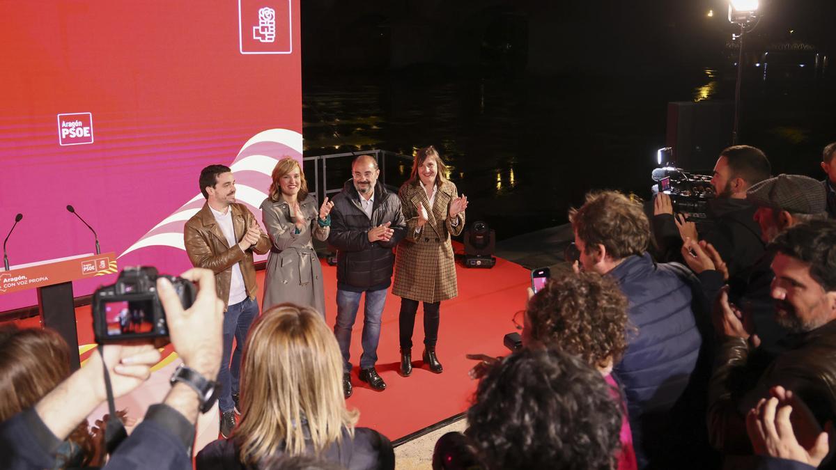 La ministra de Educación y portavoz del PSOE federal, Pilar Alegría (2i), junto a los candidatos a la Presidencia del Gobierno de Aragón, Javier Lambán (2d), y a la Alcaldía de Zaragoza, Lola Ranera, al inicio de la campaña del 28-M.