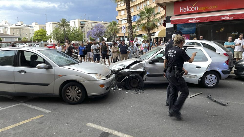 Un conductor ebrio provoca un accidente en el Port de Sagunt.