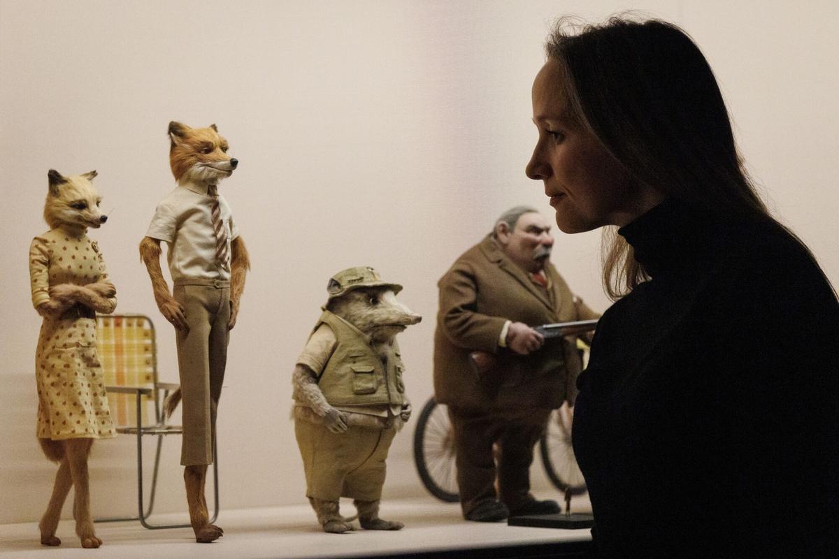 LONDRES (Reino Unido), 17/11/2025.- Un asistente de galería posa con títeres utilizados en la película Isla de los Perros durante un photocall para la próxima exposición Wes Anderson: The Archives en el Design Museum en Londres, Gran Bretaña, 17 de noviembre de 2025. El Design Museum albergará la primera gran exposición británica de la obra del cineasta, que se celebrará del 21 de noviembre de 2025 al 26 de julio de 2026. La exposición otorga un acceso sin precedentes a los archivos personales de Wes Anderson, acumulados durante tres décadas, con más de 700 objetos, muchos de los cuales nunca se han exhibido en Gran Bretaña. 