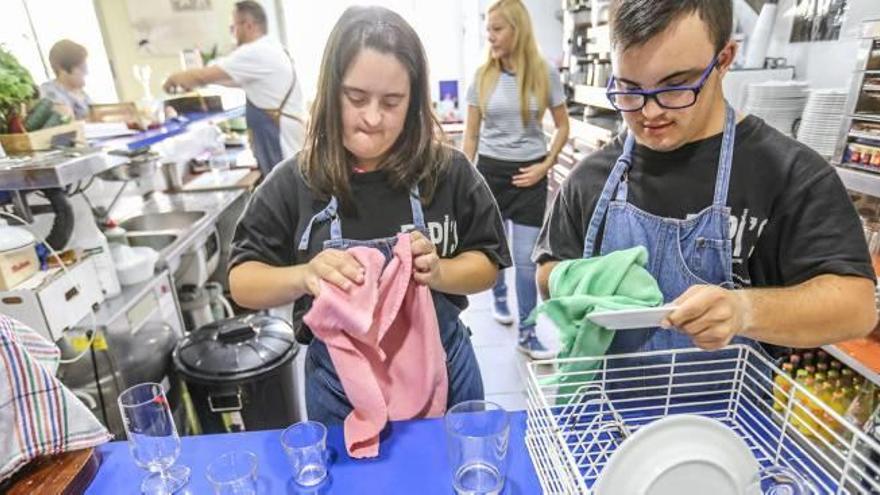 Jaime y Lidia en su último día de trabajo en la cafetería del Centro de Mayores de Orihuela.