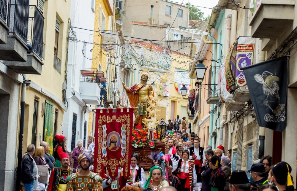 Las diez comparsas acompañan al santo en su tradicional bajada ante miles de vecinos que aguardan con emoción su paso