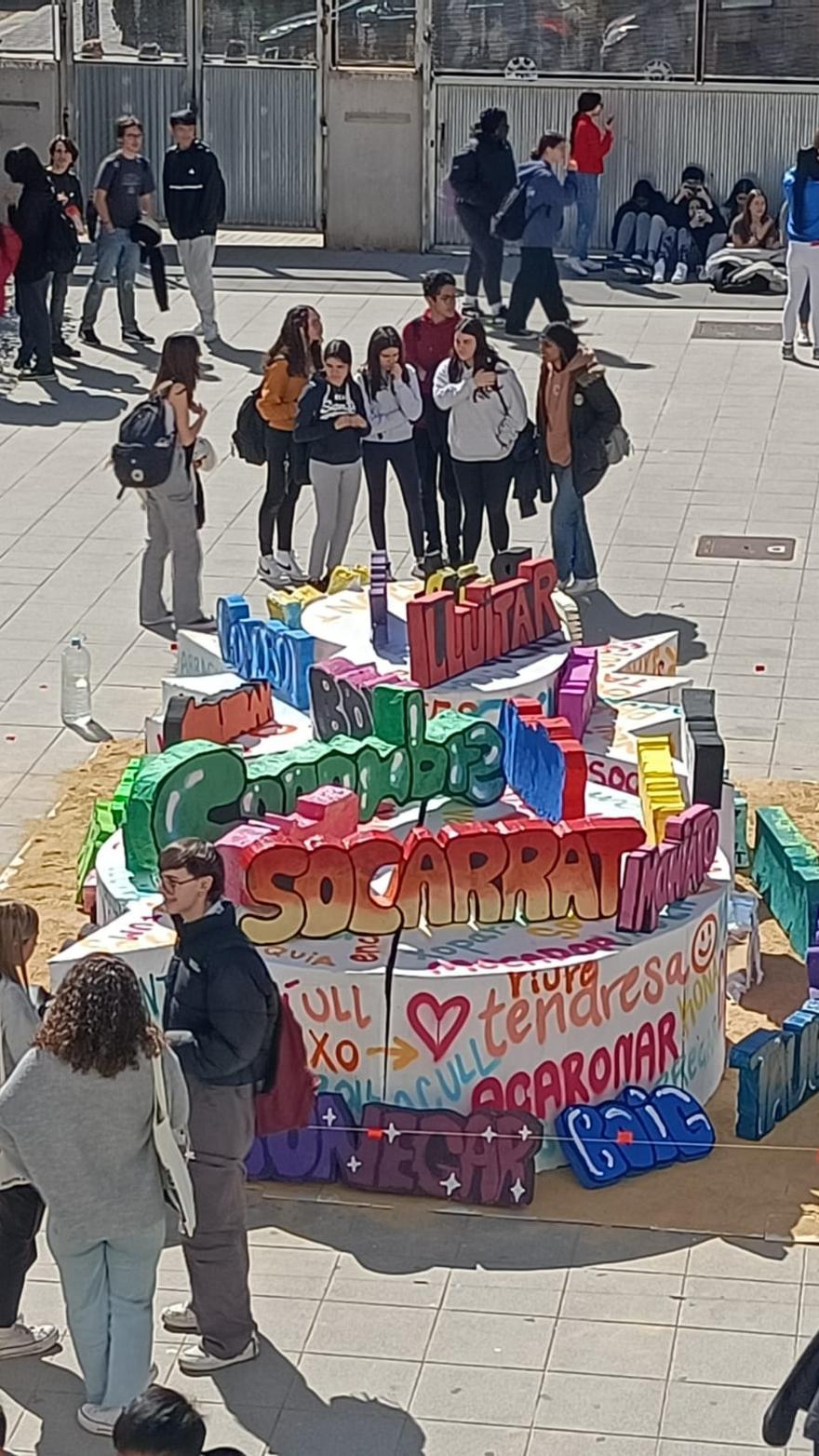 Falla de l'IES Cid, basada en un projecte sobre paraules que ha triat i ha treballat l'alumnat. Algunes en altres idiomes.