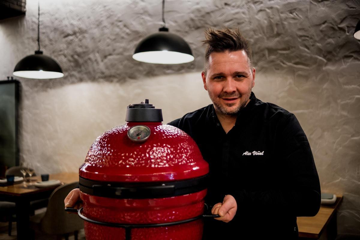 Álex Viña junto al horno Kamado donde se prepara la Original Burguer