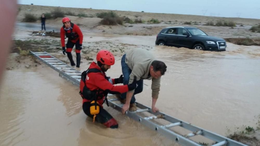 Los bomberos rescatan a un hombre en Sangonera la Verde