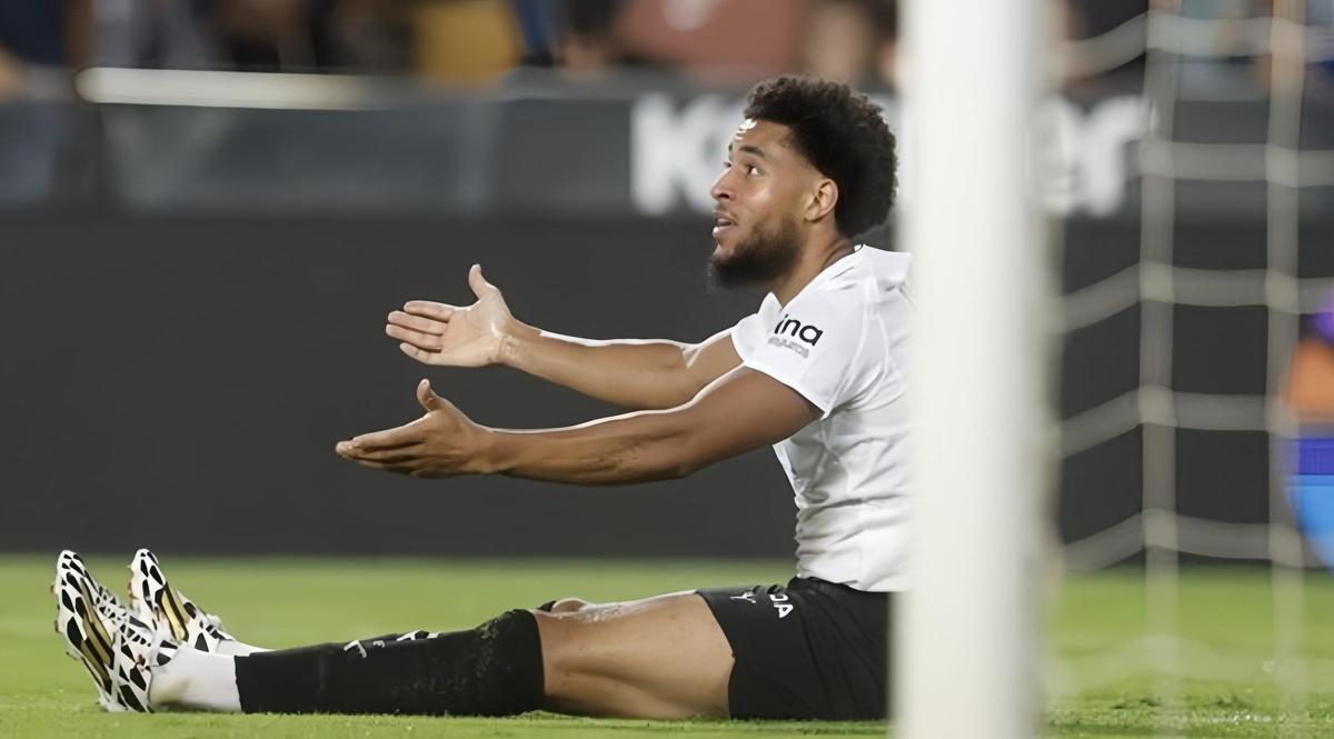 Arnaut Danjuma, tendido en el césped de Mestalla tras fallar una ocasión de gol