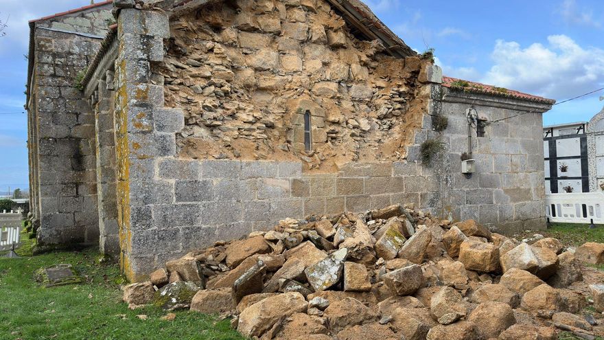 El viento tira un muro del templo de San Martiño de Tiobre
